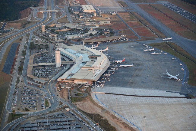 Tarifa de estacionamento no Aeroporto de Confins vai ficar mais - Tarifa de estacionamento no Aeroporto de Confins vai ficar mais cara a partir desta quarta - Rádio Itatiaia