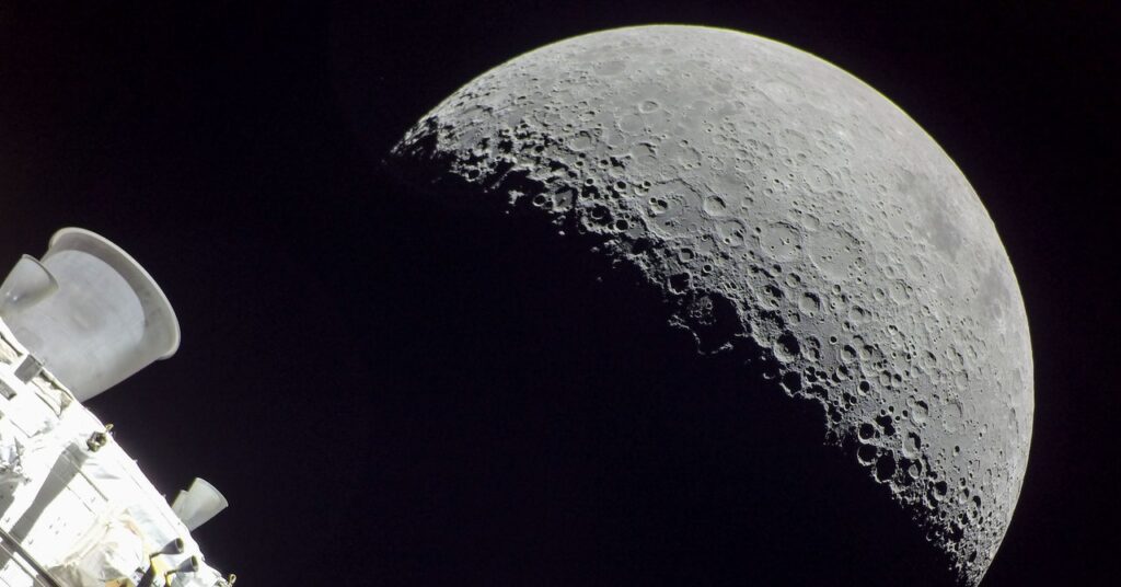 European Service Module flies by the Moon 1024x536 - Que horas são na lua?