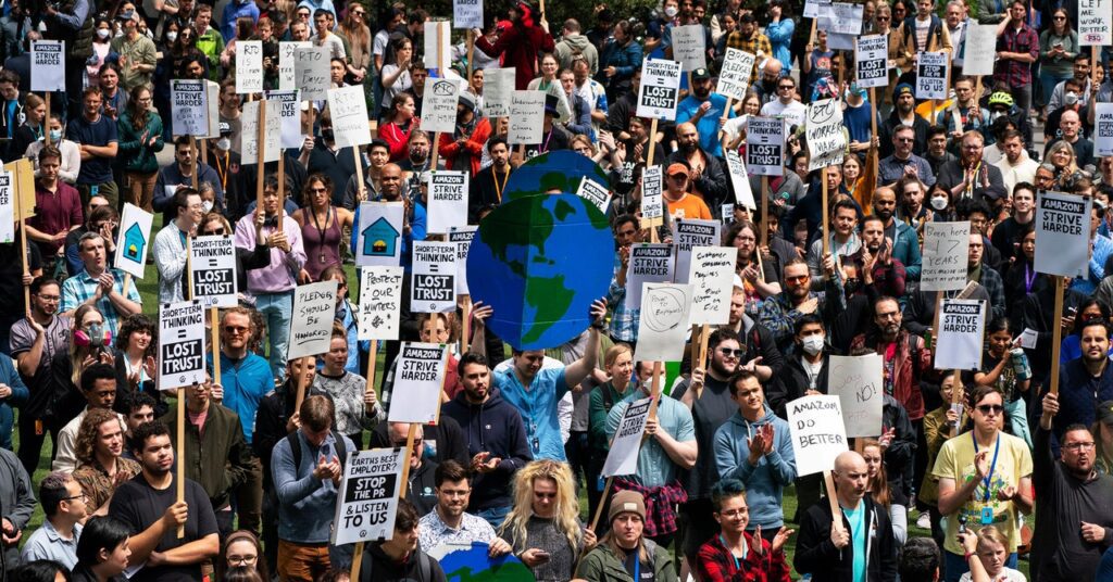 Amazon Climate Walk Out Business 1258332839 1024x536 - Trabalhadores da Amazon abandonam demissões e promessas climáticas quebradas